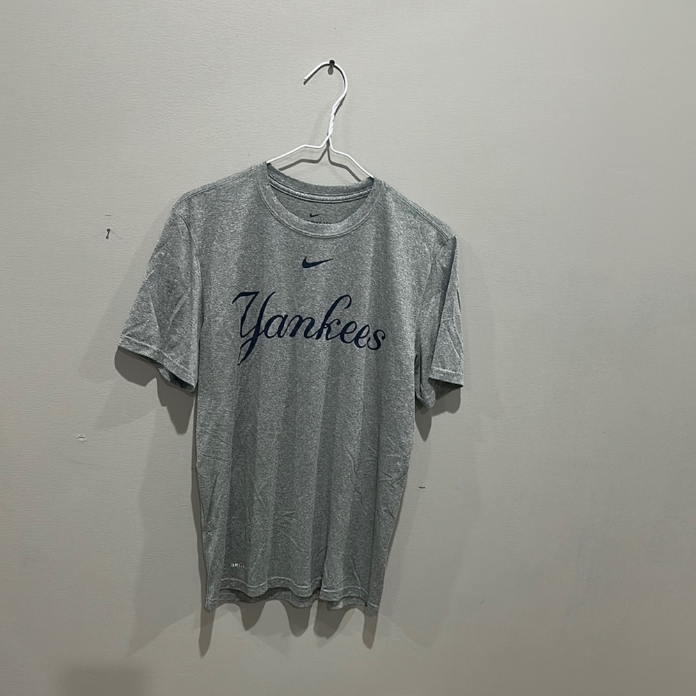 NWOT Nike Gray Short Sleeve Yankees Tee size M - Picture 4 of 4